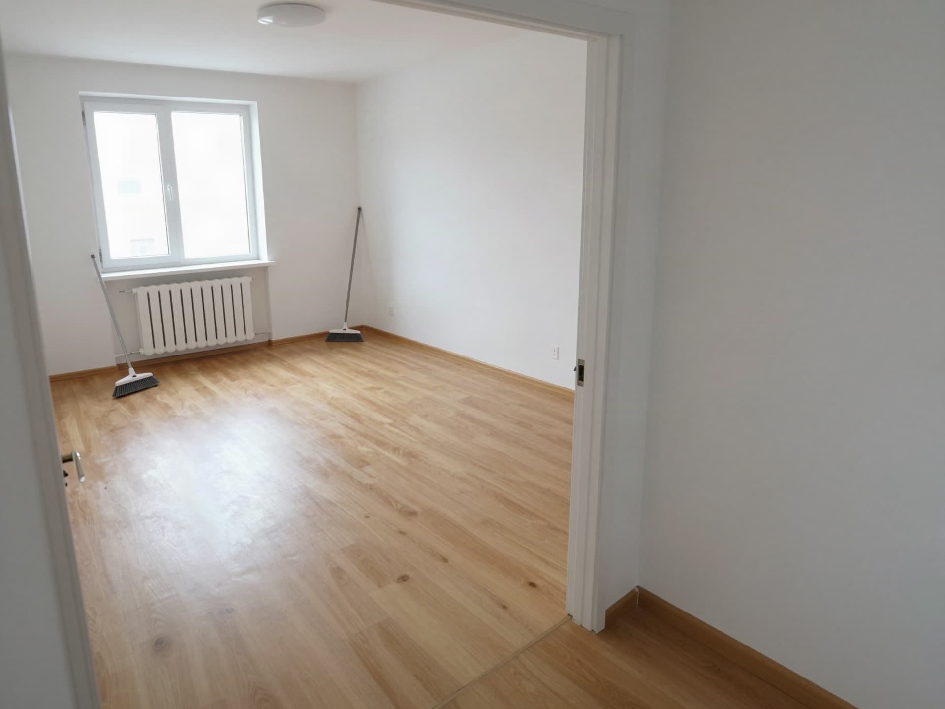 Leerer, besenrein gekehrter Wohnraum nach abgeschlossener Räumung