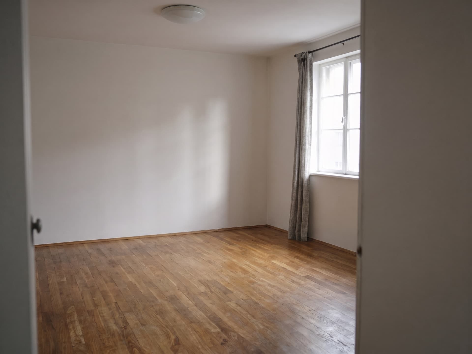 Leergeräumtes Wohnzimmer nach einer Haushaltsauflösung, besenrein übergeben